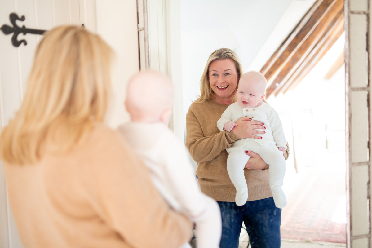Nanny agency London	Professional nanny from a London nanny agency
Nanny agency UK	Louenna’s Nannies professional UK nanny agency
Luxury nanny agency	Experienced nanny providing luxury childcare services
Private nanny agency	Private nanny caring for a young child at home
Professional nanny agency	Professional nanny engaging children in educational play
Norland nanny agency	Qualified Norland nanny supporting a family
Maternity nurse agency	Experienced maternity nurse caring for a newborn baby